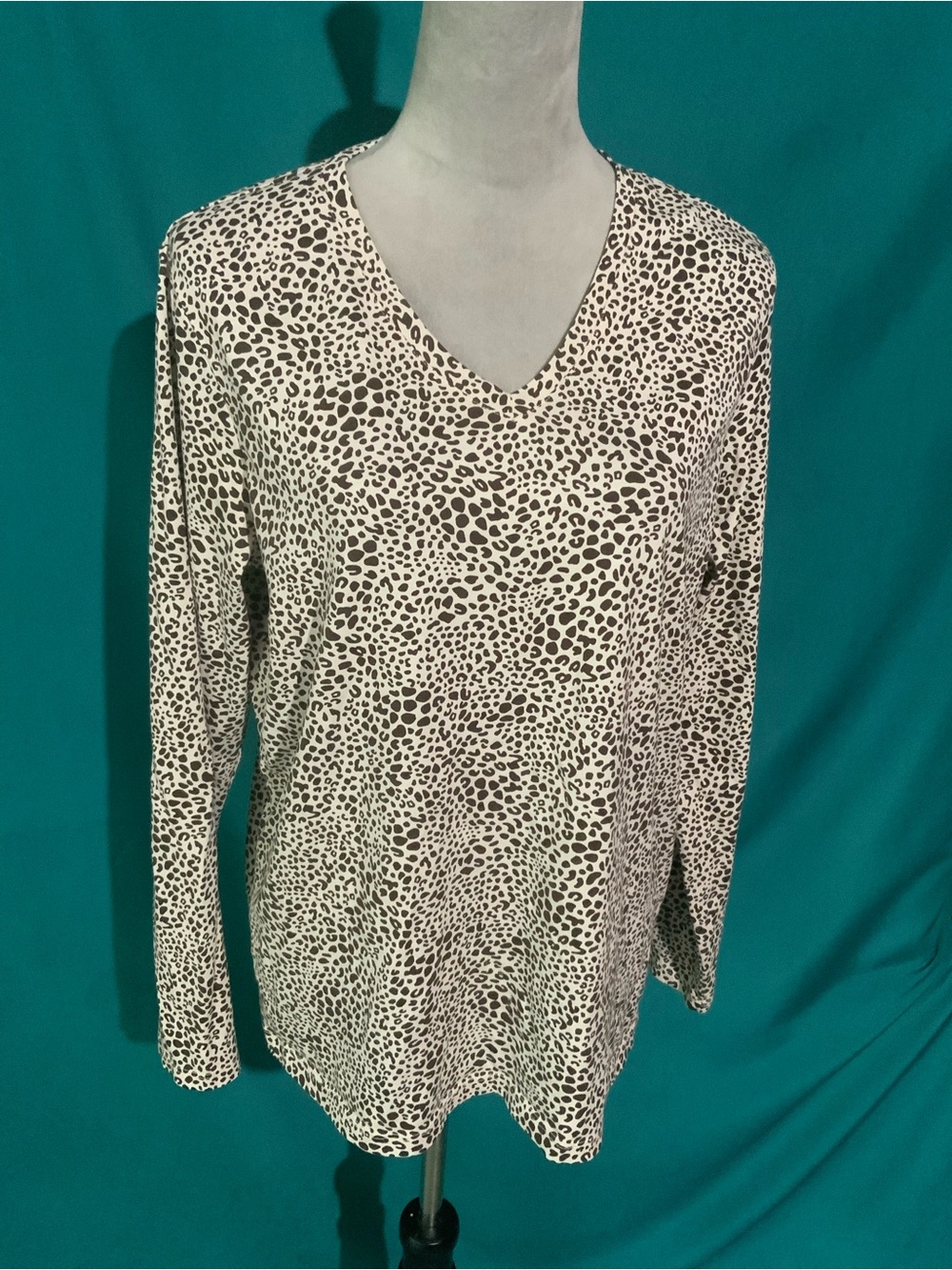 LANDS’ END, RELAXED SUPIMA COTTON ANIMAL PRINT LONG SLEEVE V-NECK T-SHIRT
